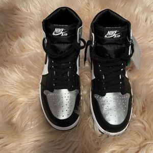 Jordan 1’s silver and black womans size 9
